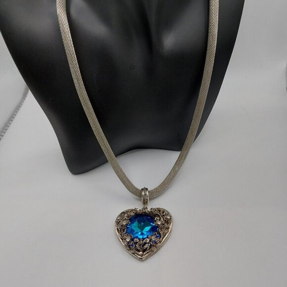 Vintage puffed heart locket necklace with blue crystal stone and floral details - Picture 4 of 7